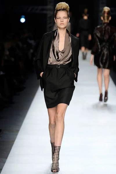 Look 16
